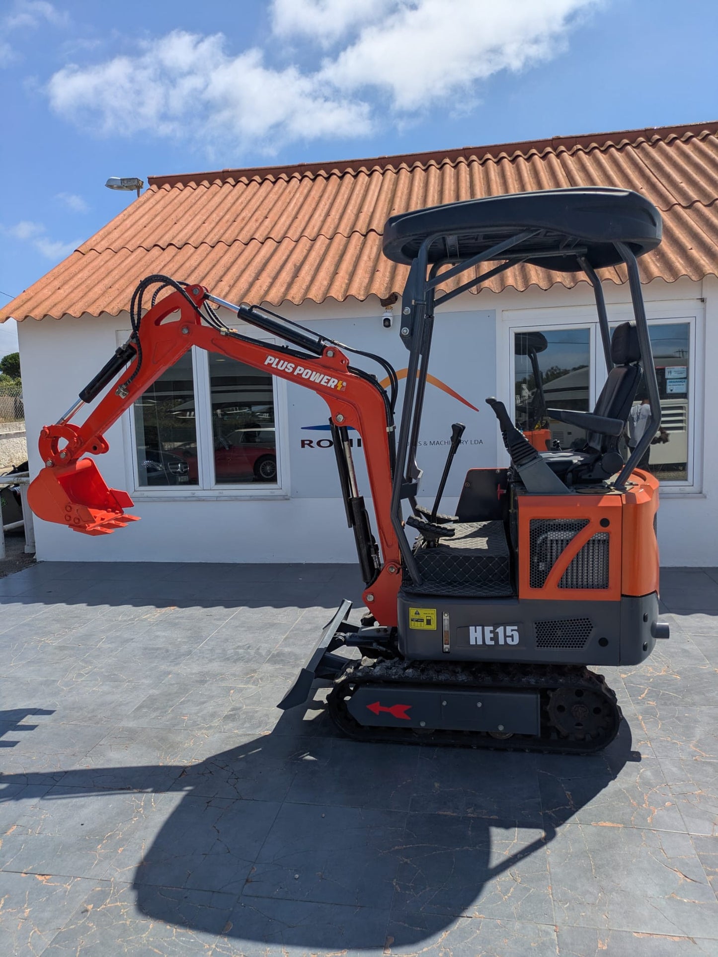 Mini Escavadora PLUS POWER HE15 com 3 balde e engate rapido