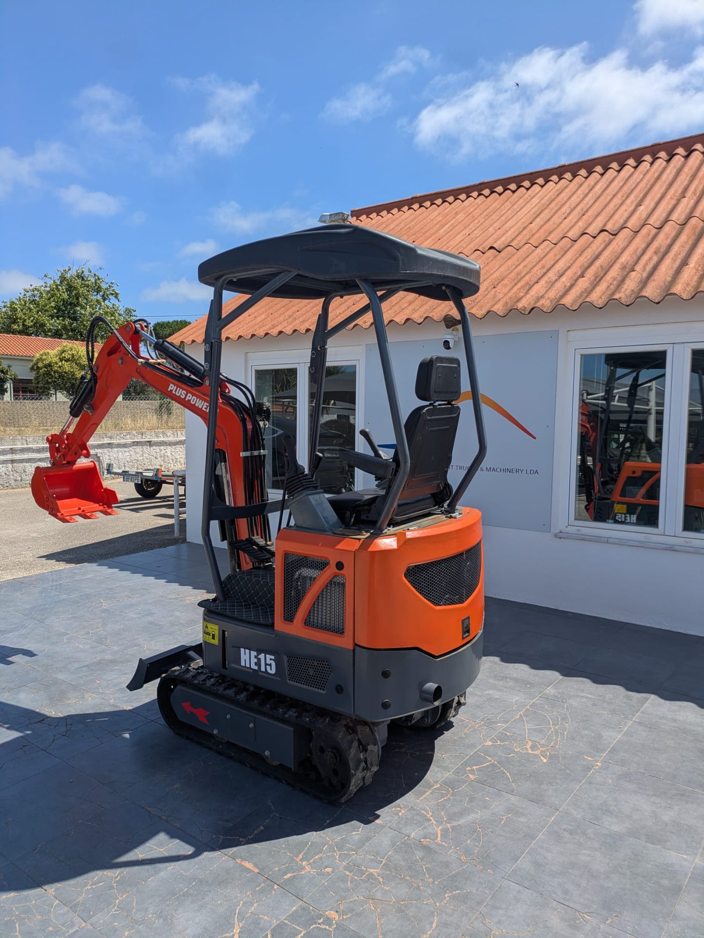Mini Escavadora PLUS POWER HE15 com 3 balde e engate rapido