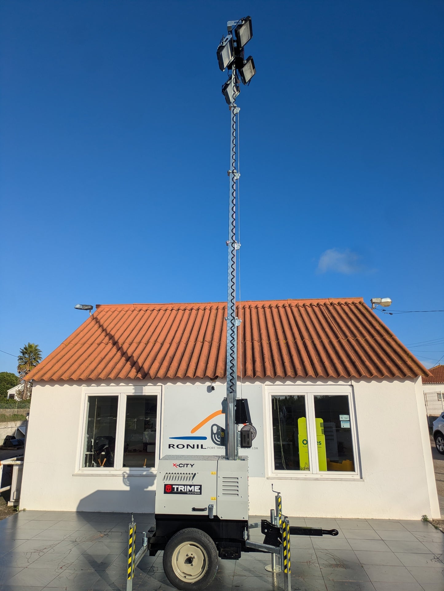 Torre Trime X-City de mastro e iluminação 4x320W 4 lâmpadas LED