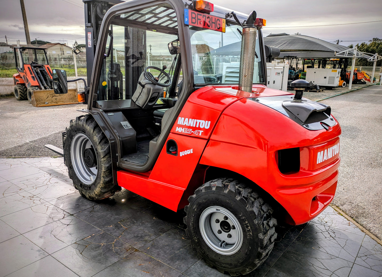 Empilhador MANITOU MH25 todo terreno triplex