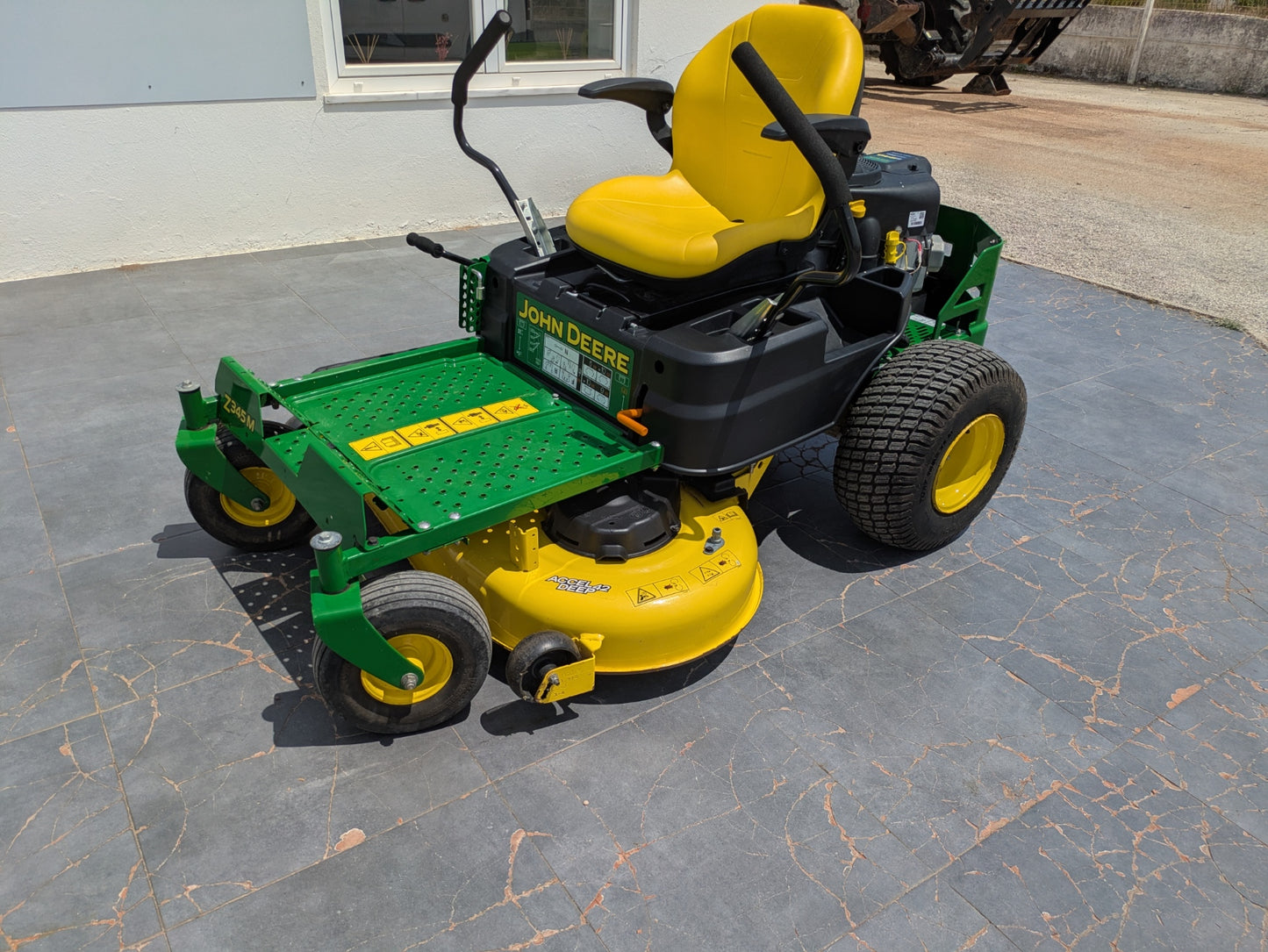 Corta-relvas John Deere Z345M Zero Turn 42" (107 cm) | 36 Horas